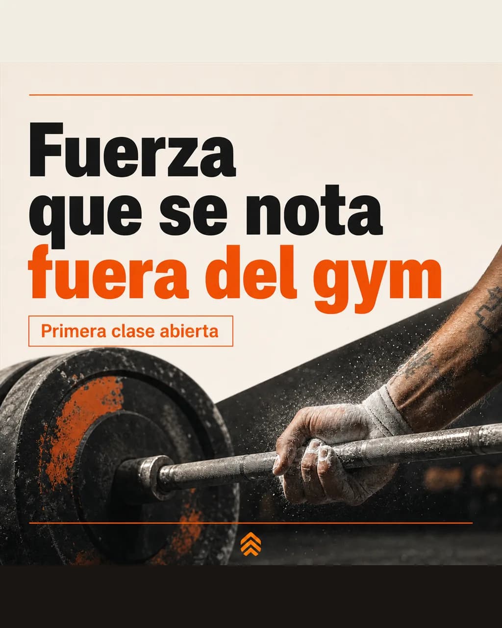 Publicación de un estudio de entrenamiento: titular «Fuerza que se nota fuera del gym» en negro y naranja sobre papel crema, con manos llenas de magnesio agarrando una barra cargada