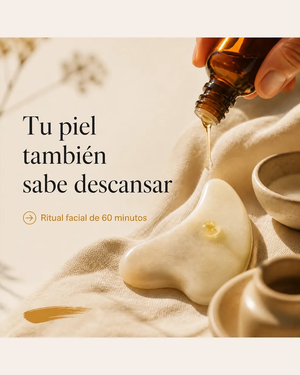 Publicación con identidad de marca: aceite facial cayendo sobre una piedra de masaje en luz dorada, con el texto «Tu piel también sabe descansar» en serif y su llamada al ritual facial