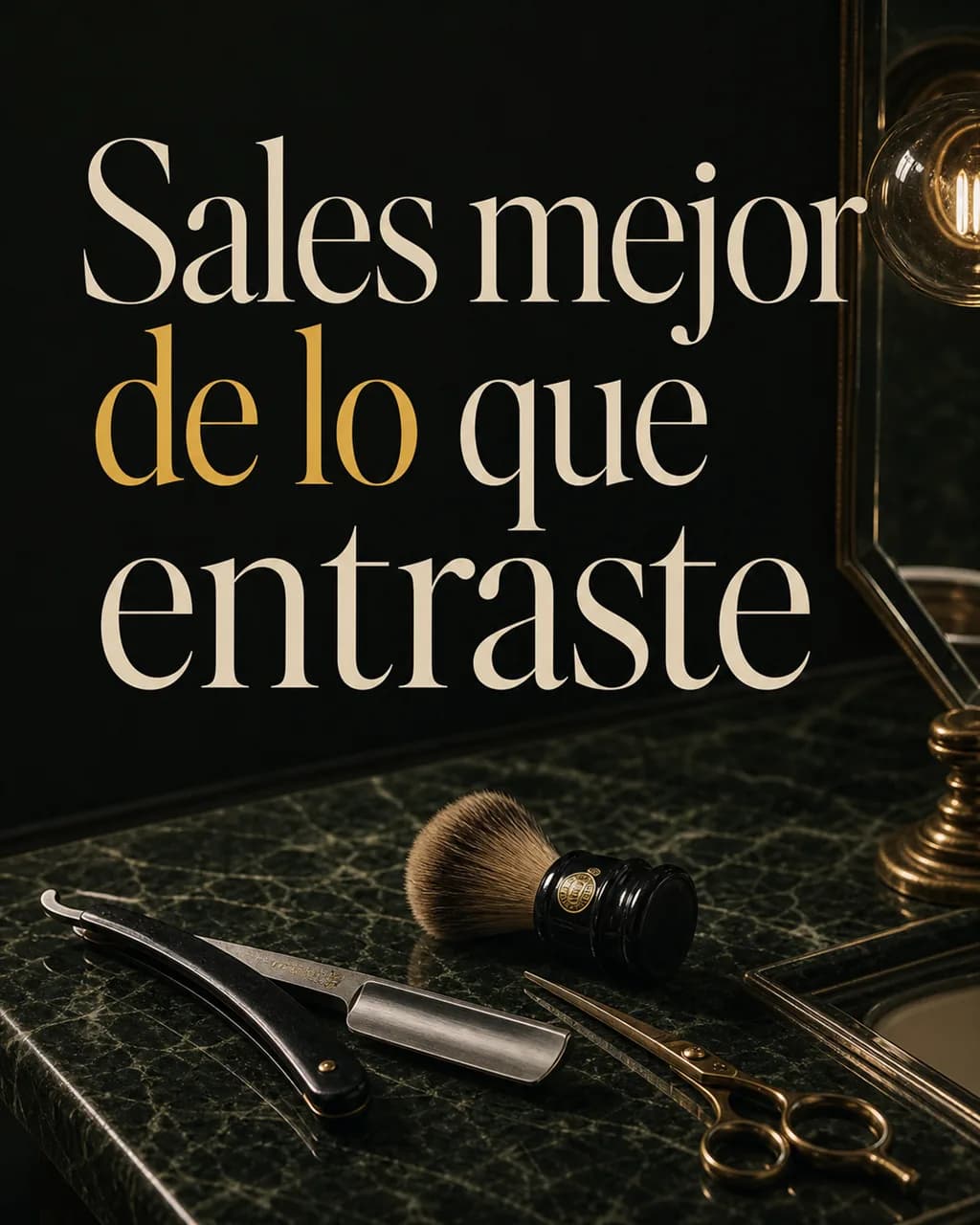 Publicación de una barbería en clave oscura: navaja, brocha y tijeras sobre mármol verde bajo la lámpara del tocador, con el texto «Sales mejor de lo que entraste» en serif display crema